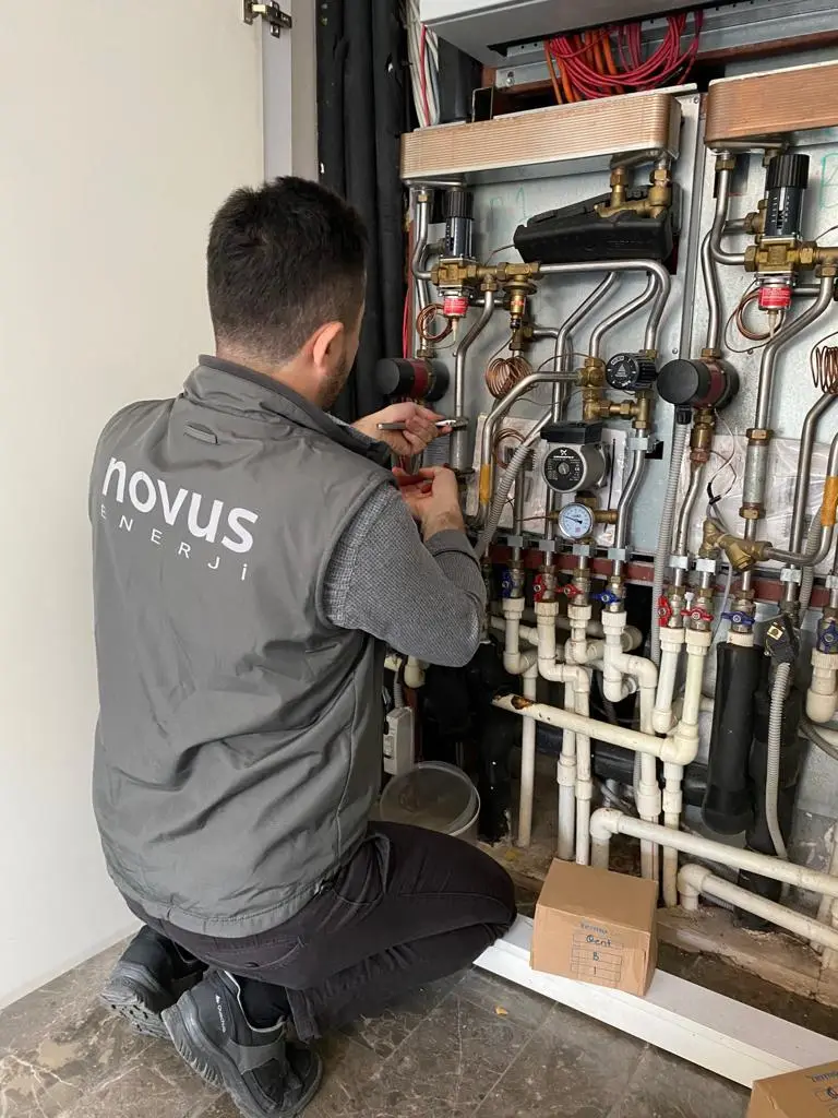 Novus Enerji teknikeri ısı istasyonunda çalışırken